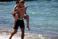 Wallis (Andrea Riseborogh) und Edward (James D'Arcy) genießen das Strandleben