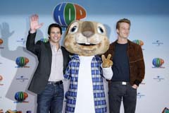 Alexander Fehling mit Kollege James Marsden bei der Filmpremiere in Berlin...