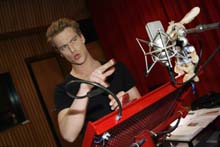 ... und bei der Arbeit im Synchronstudio.